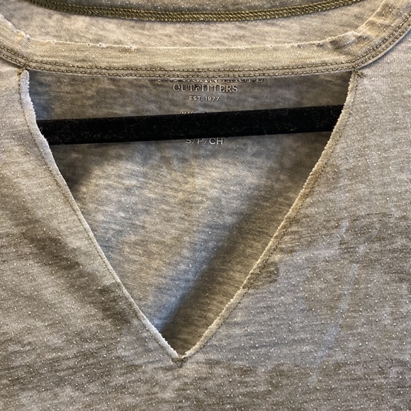 American Eagle V neck camo tee - Picture 2 of 3